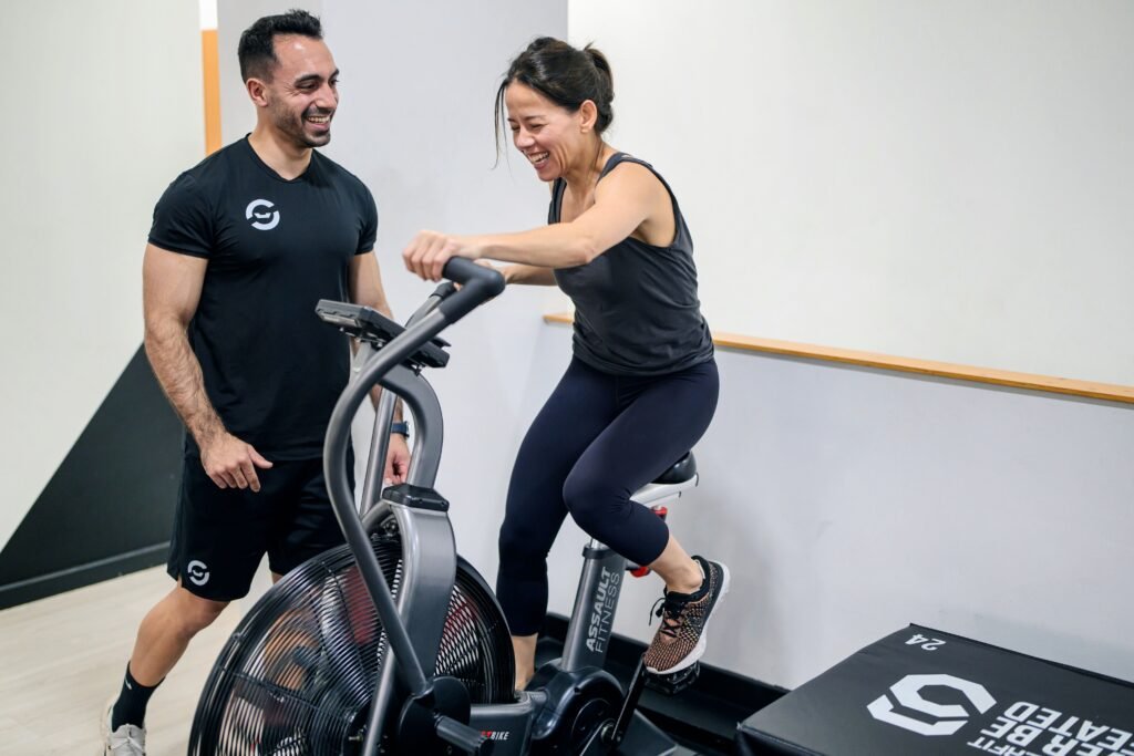 Treinador feliz ao lado da dedicada aluna